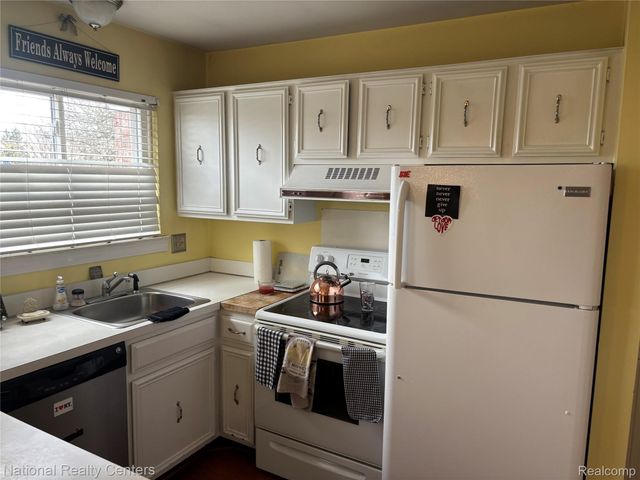 237 E Square Lake Road 8, Bloomfield Charter Township, MI 48302