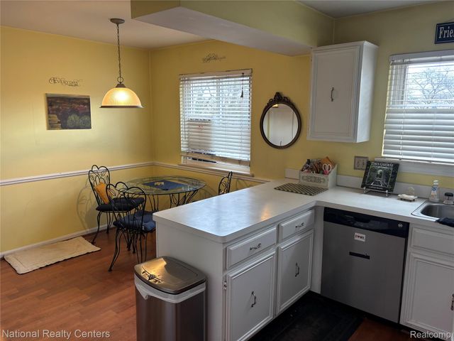 237 E Square Lake Road 8, Bloomfield Charter Township, MI 48302