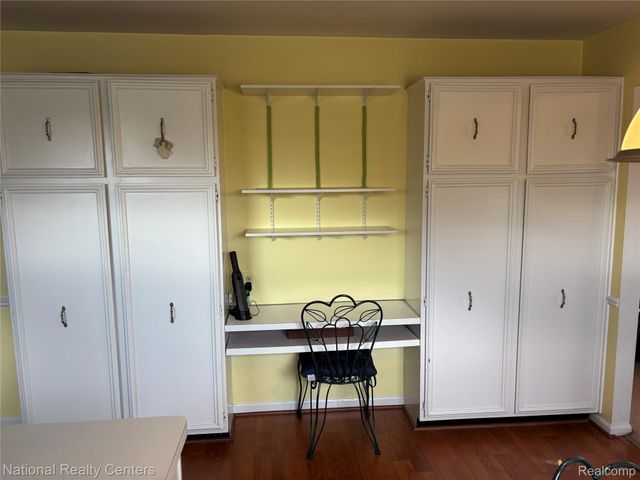 237 E Square Lake Road 8, Bloomfield Charter Township, MI 48302