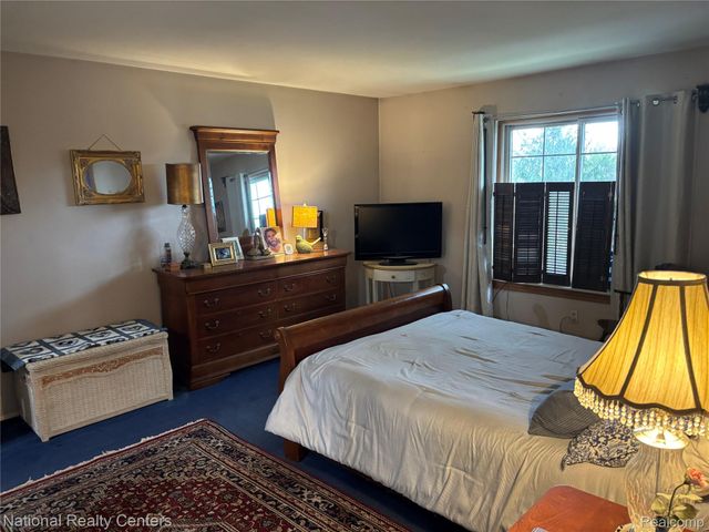 237 E Square Lake Road 8, Bloomfield Charter Township, MI 48302