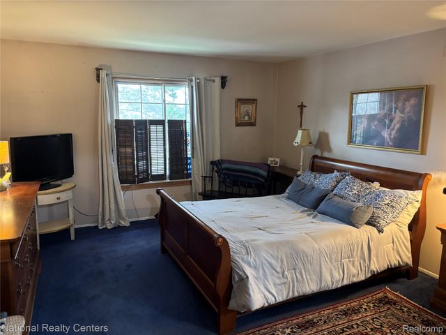 237 E Square Lake Road 8, Bloomfield Charter Township, MI 48302