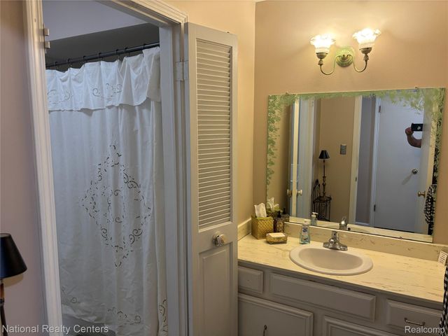 237 E Square Lake Road 8, Bloomfield Charter Township, MI 48302