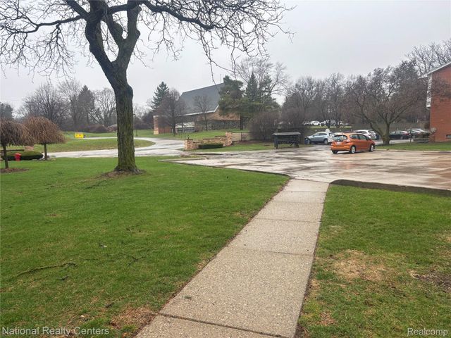 237 E Square Lake Road 8, Bloomfield Charter Township, MI 48302