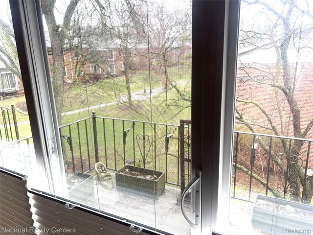 237 E Square Lake Road 8, Bloomfield Charter Township, MI 48302