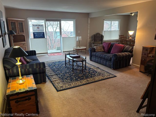 237 E Square Lake Road 8, Bloomfield Charter Township, MI 48302