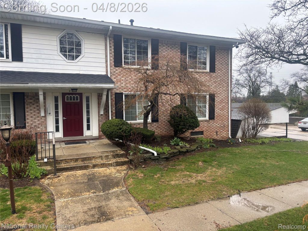 237 E Square Lake Road 8, Bloomfield Charter Township, MI 48302
