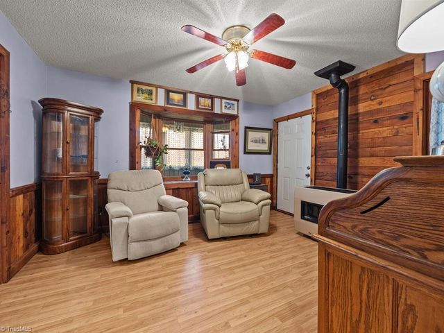 590 Walker Boulevard, Thomasville, NC 27360