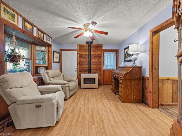 590 Walker Boulevard, Thomasville, NC 27360