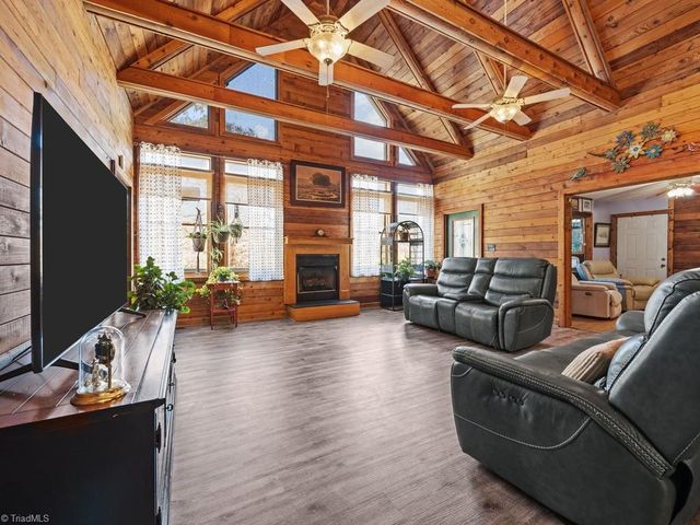 590 Walker Boulevard, Thomasville, NC 27360