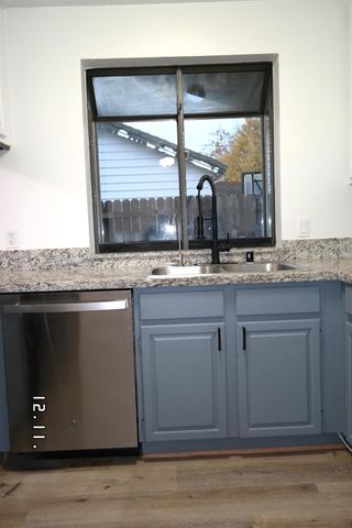 7613 Valley Wood Dr, Sacramento, CA 95828