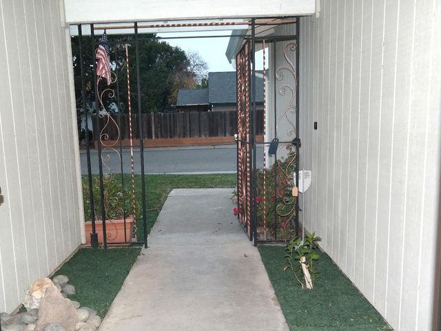 7613 Valley Wood Dr, Sacramento, CA 95828