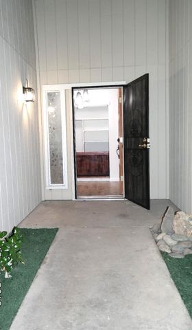 7613 Valley Wood Dr, Sacramento, CA 95828