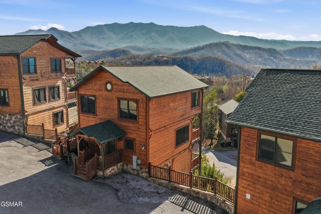 768 Mountain Stream Way, Gatlinburg, TN 37738