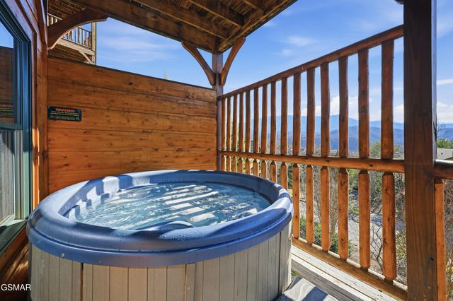 768 Mountain Stream Way, Gatlinburg, TN 37738