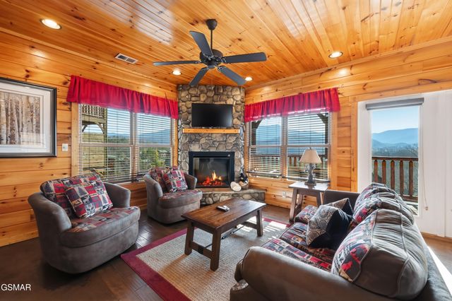 768 Mountain Stream Way, Gatlinburg, TN 37738