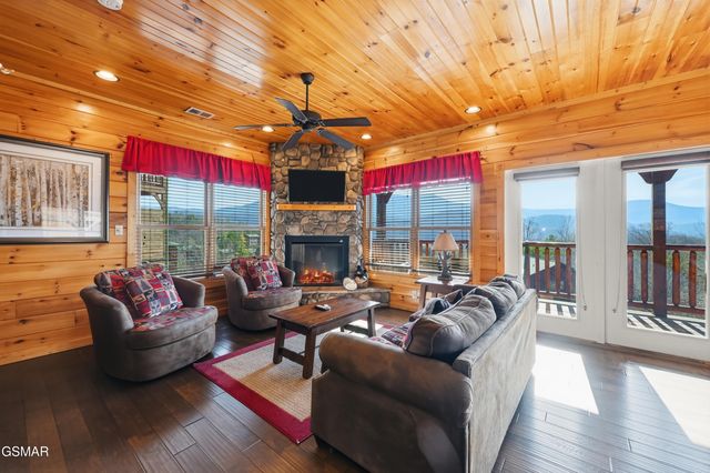 768 Mountain Stream Way, Gatlinburg, TN 37738