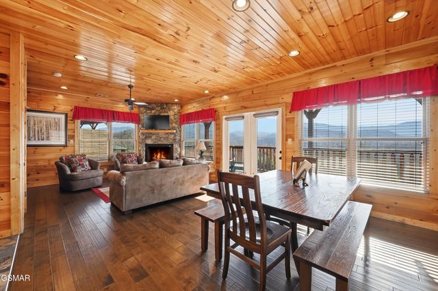 768 Mountain Stream Way, Gatlinburg, TN 37738