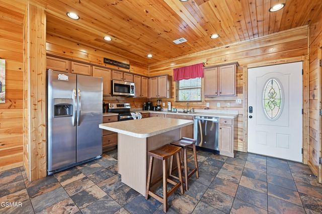 768 Mountain Stream Way, Gatlinburg, TN 37738