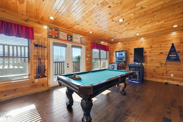 768 Mountain Stream Way, Gatlinburg, TN 37738