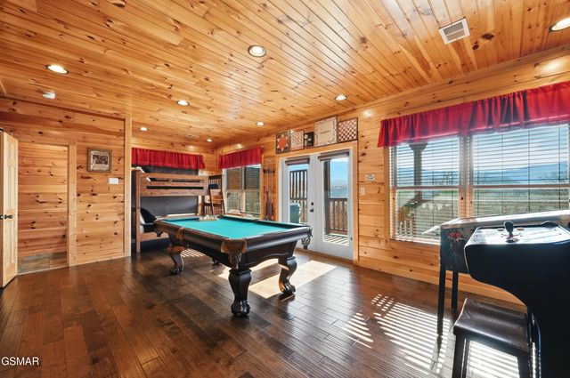 768 Mountain Stream Way, Gatlinburg, TN 37738