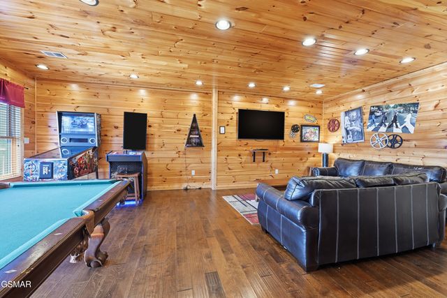 768 Mountain Stream Way, Gatlinburg, TN 37738