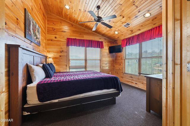 768 Mountain Stream Way, Gatlinburg, TN 37738