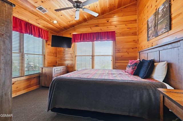 768 Mountain Stream Way, Gatlinburg, TN 37738