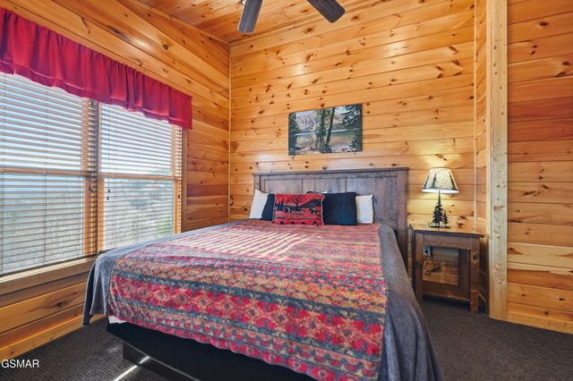 768 Mountain Stream Way, Gatlinburg, TN 37738