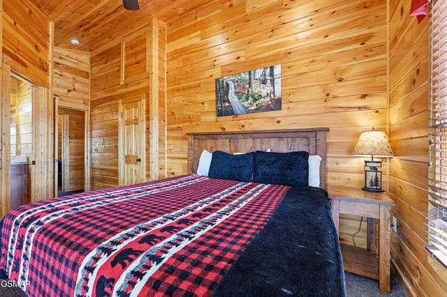 768 Mountain Stream Way, Gatlinburg, TN 37738