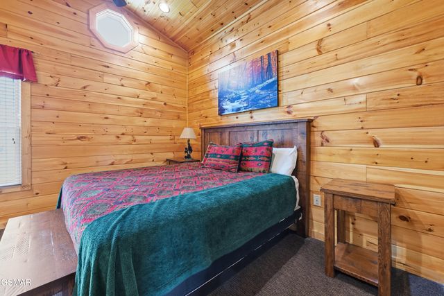 768 Mountain Stream Way, Gatlinburg, TN 37738