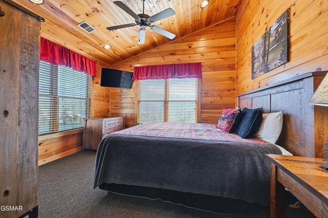 768 Mountain Stream Way, Gatlinburg, TN 37738