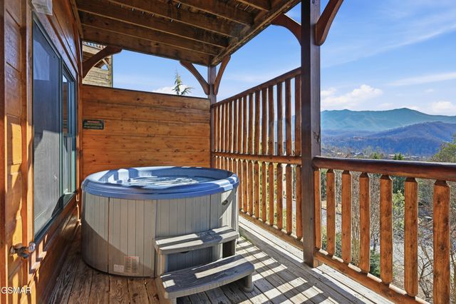 768 Mountain Stream Way, Gatlinburg, TN 37738