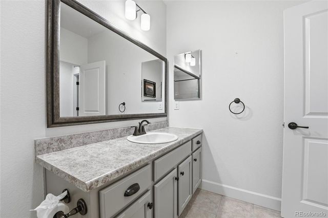 6907 W Jewell Drive, Lakewood, CO 80227