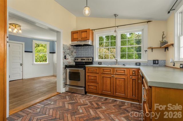 100 Cannon Drive, Hendersonville, NC 28792