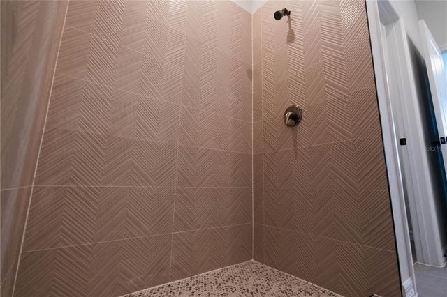 903 N NEW HAMPSHIRE AVENUE, Tavares, FL 32778