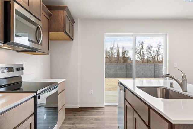 11316 Buckingham Dr, Pasco, WA 99301