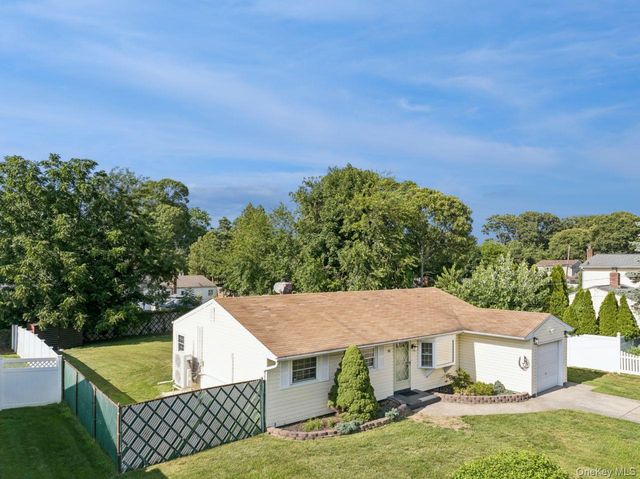 98 Rose Place, Selden, NY 11784