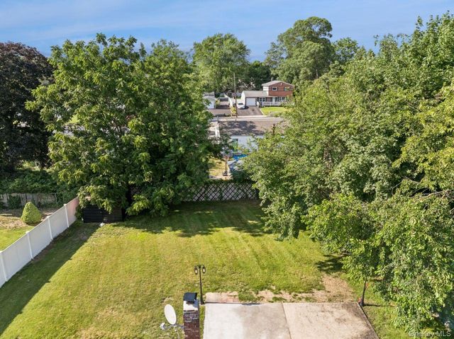 98 Rose Place, Selden, NY 11784