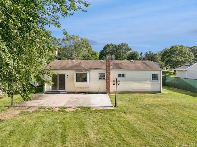 98 Rose Place, Selden, NY 11784