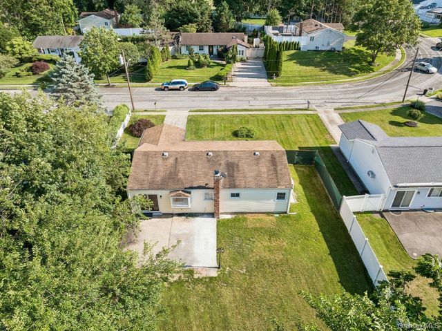 98 Rose Place, Selden, NY 11784