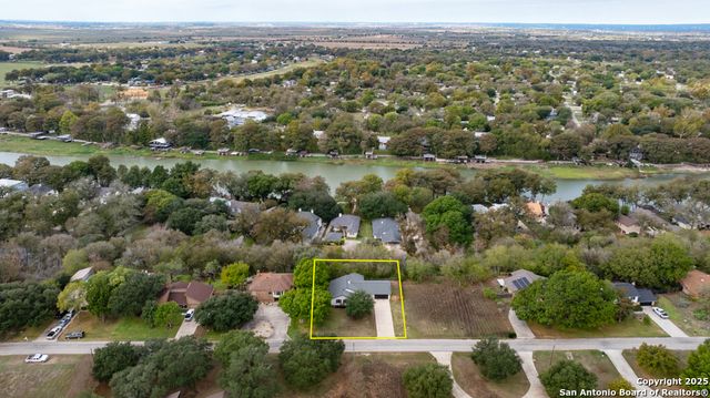 300 Ridge Crest Dr, Seguin, TX 78155