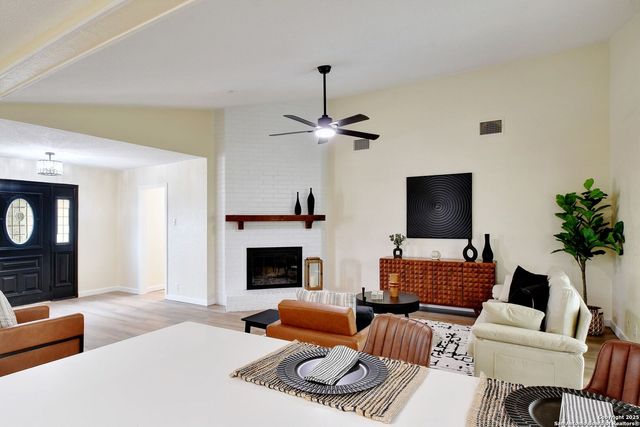 300 Ridge Crest Dr, Seguin, TX 78155