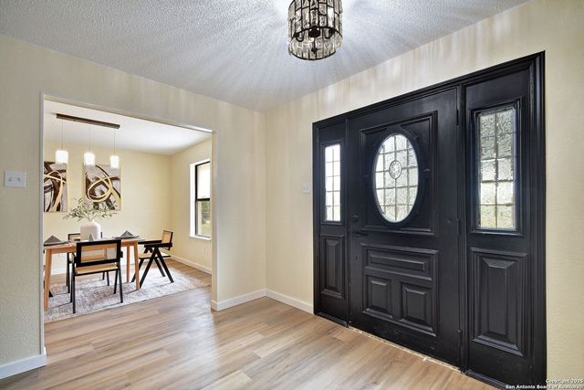 300 Ridge Crest Dr, Seguin, TX 78155