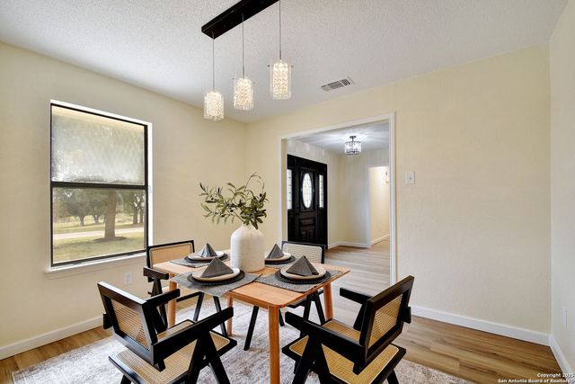 300 Ridge Crest Dr, Seguin, TX 78155