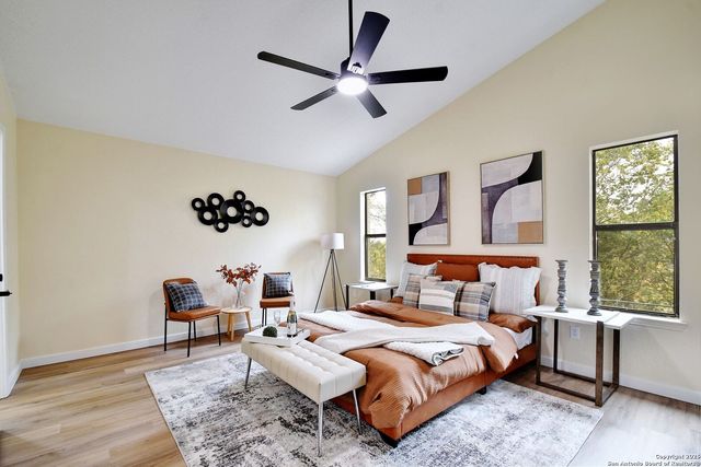 300 Ridge Crest Dr, Seguin, TX 78155