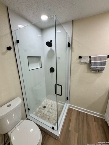 300 Ridge Crest Dr, Seguin, TX 78155