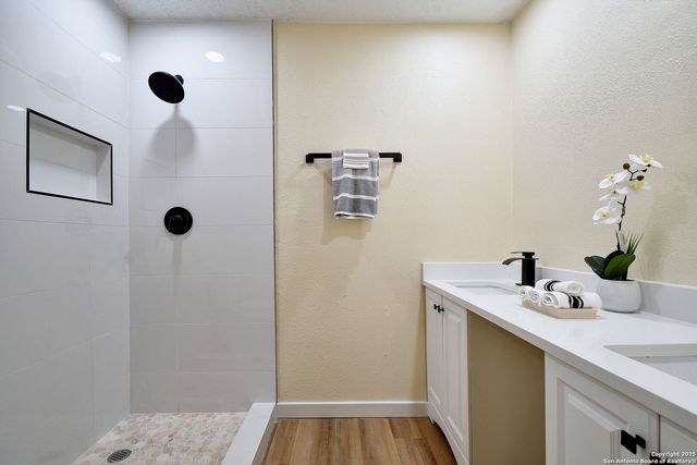 300 Ridge Crest Dr, Seguin, TX 78155