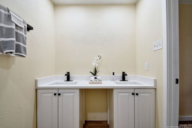 300 Ridge Crest Dr, Seguin, TX 78155