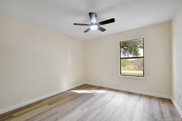 300 Ridge Crest Dr, Seguin, TX 78155