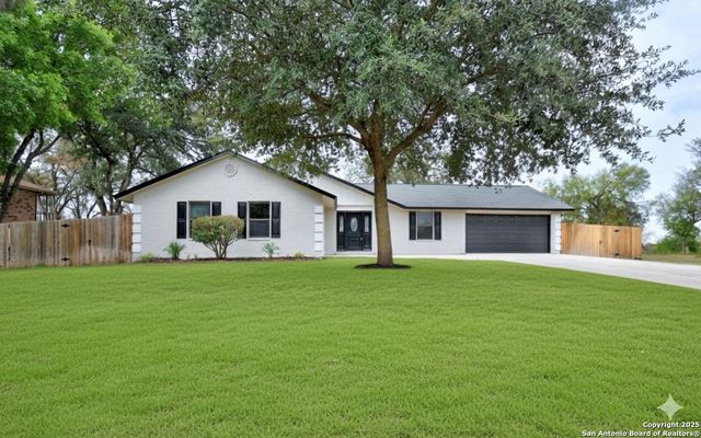 300 Ridge Crest Dr, Seguin, TX 78155